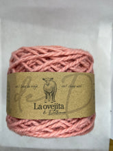 Cargar imagen en el visor de la galería, Ovillo de lana mediana | Cochinilla
