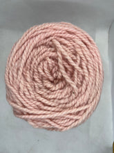 Cargar imagen en el visor de la galería, Ovillo de lana mediana | Cochinilla