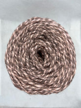 Cargar imagen en el visor de la galería, Ovillo de lana mediana | Cebolla y Cochinilla