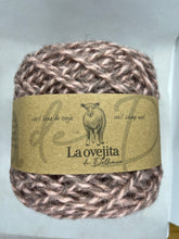 Cargar imagen en el visor de la galería, Ovillo de lana mediana | Cebolla y Cochinilla