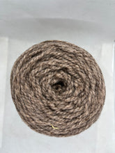 Cargar imagen en el visor de la galería, Ovillo de lana mediana | Cebolla y Cochinilla