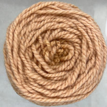 Cargar imagen en el visor de la galería, Ovillo de lana mediana | Cochinilla