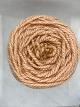 Cargar imagen en el visor de la galería, Ovillo de lana mediana | Cochinilla