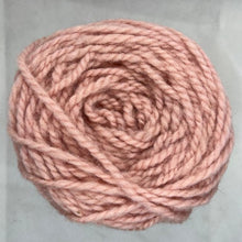 Cargar imagen en el visor de la galería, Ovillo de lana mediana | Cochinilla