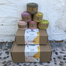 Cargar imagen en el visor de la galería, Caja de Regalo Mediana