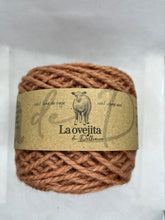 Cargar imagen en el visor de la galería, Ovillo de lana mediana | Cochinilla Eucaliptos
