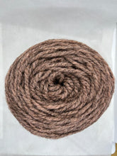 Cargar imagen en el visor de la galería, Ovillo de lana mediana | Uva y Cochinilla
