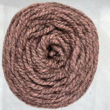 Cargar imagen en el visor de la galería, Ovillo de lana mediana Cebolla y Cochinilla
