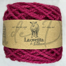 Cargar imagen en el visor de la galería, Ovillo de lana mediana | Cochinilla
