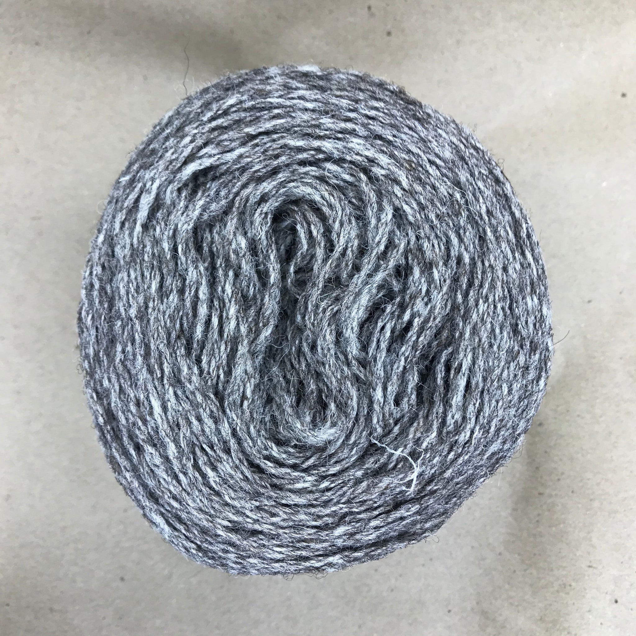 Ovillo de lana delgada  Gris Natural – La Ovejita de Dollinco