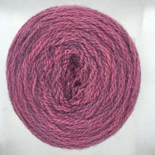 Cargar imagen en el visor de la galería, Ovillo de lana delgada | Cochinilla

