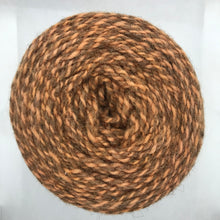 Cargar imagen en el visor de la galería, Ovillo de lana mediana | Cebolla y Cochinilla Pitío
