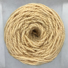 Cargar imagen en el visor de la galería, Ovillo de lana mediana | Cochinilla y Cebolla

