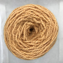 Cargar imagen en el visor de la galería, Ovillo de lana mediana | Cebolla y Cochinilla
