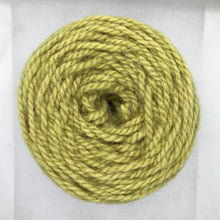 Cargar imagen en el visor de la galería, Ovillo de lana mediana | Ciruelillo
