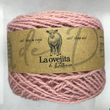 Cargar imagen en el visor de la galería, Ovillo de lana delgada | Cochinilla y Uva

