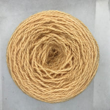 Cargar imagen en el visor de la galería, Ovillo de lana delgada | Cebolla y Cochinilla
