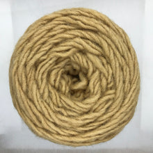 Cargar imagen en el visor de la galería, Ovillo de lana gruesa | Almendra
