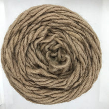 Cargar imagen en el visor de la galería, Ovillo de lana gruesa | Uva
