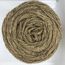 Cargar imagen en el visor de la galería, Ovillo de lana mediana | Pasto y Cochinilla
