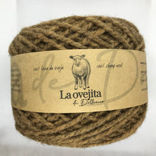 Cargar imagen en el visor de la galería, Ovillo de lana mediana | Cochinilla y Quintral
