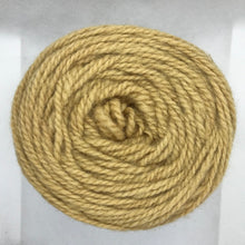 Cargar imagen en el visor de la galería, Ovillo de lana mediana | Cochinilla Ciruelo
