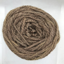 Cargar imagen en el visor de la galería, Ovillo de lana mediana | Uva
